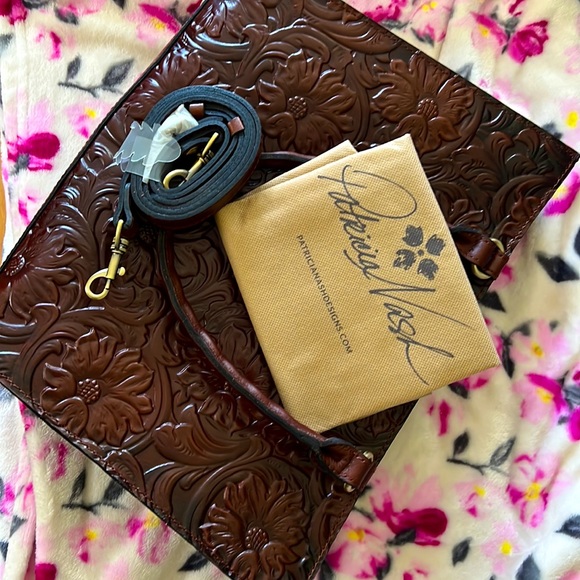 Naturalizer faux leather silver grey sneakers w/side zipper.  Never worn 6M - Picture 2 of 2